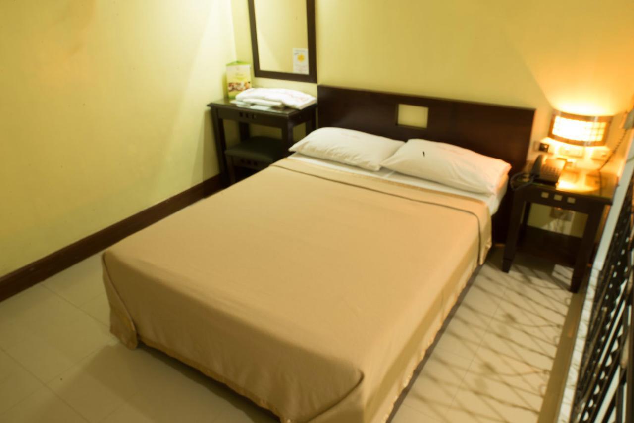 Vista Hotel Recto Manila Exterior foto